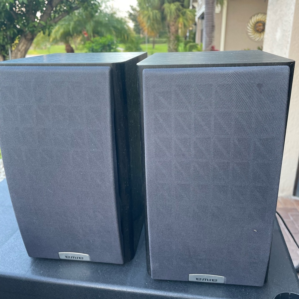 Aiwa bookshelf speakers sxm152
2 way .
